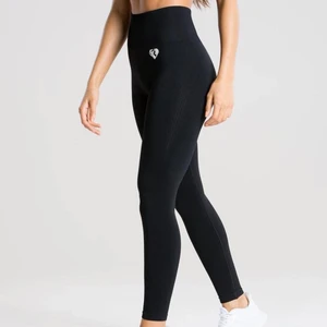 Träningstights - Supersnygga träningstights 🏋️‍♀️ från WomensBest i nyskick. Vid intresse eller frågor är det bara att skicka iväg ett meddelande till mig! Betalning sker via Swish och kom ihåg att du som köpare står för den tillkommande fraktkostnaden🤎⚡️