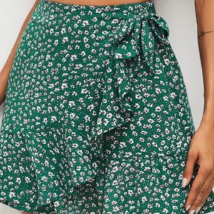 Kjol NAKD - Grön blommig kjol från NAKD, nästan exakt likadan som på första bilden, hittade inte den exakta kjolen från hemsidan. Pris: 130kr +frakt 💕