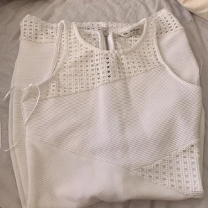 Klänning  - Vit klänning i storlek 34 (Xs) använd 1 gång säljs för att den inte passar längre. Köparen står för frakt