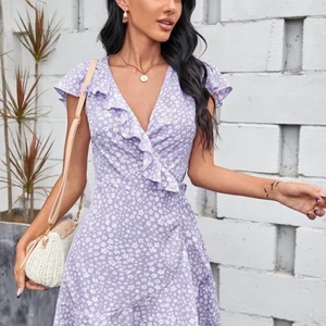 Lila blomning klänning  - En söt somrig klänning från shein som man knyter i midjan! Storlek S men skulle kunna passa mindre och större! Endast testad!😍 (PS säljer mer sommar kläder!)