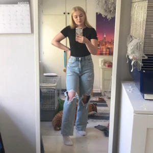 Raka jeans - Raka jeans från HM inköpta från förra året. Använda ca 4 gånger eftersom jag gick ner i vikt så blev dom förstora! 