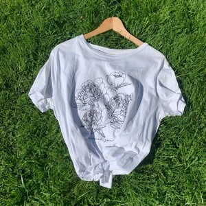 T-shirt med blommor - Visual clothing project tshirt med fina blommor på!