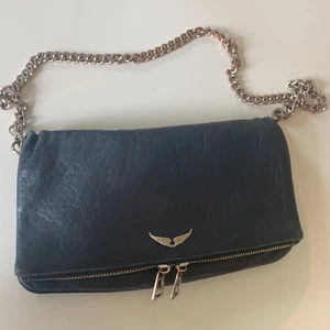Zadig väska! - Säljer min fina marinblåa Zadig! Den är ganska använd men fortfarande i gott skick! Köparen står för frakten❤️ DUSTBAG MEDFÖLJER! Många intresserade startar budgivning!