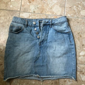 Jeanskjol - Hej! Säljer min gamla jeanskjol som jag använt för flera år sedan, kjolen är köpt på bikbok i strl XS och säljs för att den tyvärr är för liten för mig. Jag är 170cm lång och strl 36 i jeans, skulle passa perfekt på någon med strl 34 i jeans och möjligen runt 160-165cm lång. Annars är de super fina på och sitter fint runt midjan 💗💗💗