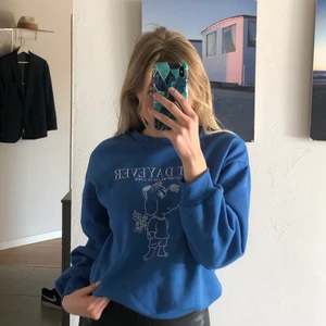 Blå Tjocktröja  - En blå tjocktröja med mjuk insida och med jätte söt print och text helt ny och inte använd