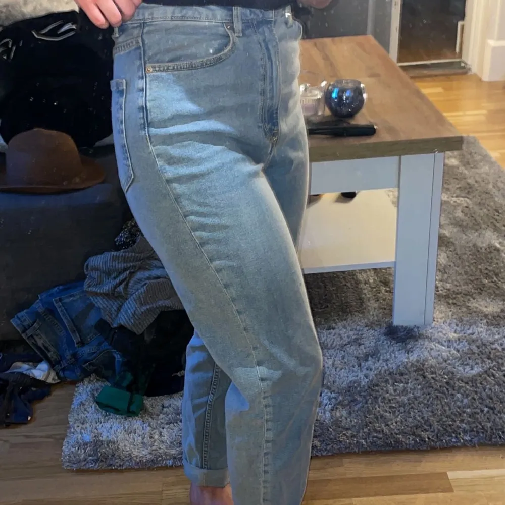 säljer mina högmidjade mom jeans för jag gillar inte hur de sitter på mig, bra längd för mig som är 160 lång. köparen står för frakten <3. Jeans & Byxor.
