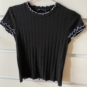 Zara T-Shirt - Säljer denna ribbade t-shirt från Zara i storlek M, tröjan är ganska liten i storlek så passar även XS-S.