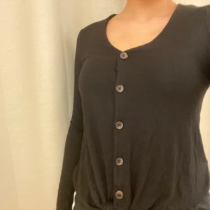 Tröja med knappar  - Finns en knytning längst ner som inte syns så bra. Storlek 36 men passar förmodligen en med 38 också💞 super stretchig och skönt material. Från new look men köpt på Nellys hemsida☺️