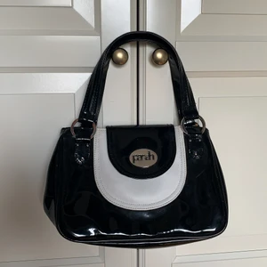 Väska  - Ascool väska med typ lack. Vet inte vad det är för märke, fint skick. 80kr + frakt☀️💕