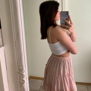 Superfin ljusrosa kjol till sommaren. Denna är aldrig använd och köpte nyss. Tycker att den är för lång för mig då ja gillar lite kortare kjolar (är 158cm).