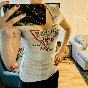 T-shirt Guess - Knappt använd t-shirt från Guess, storlek S 