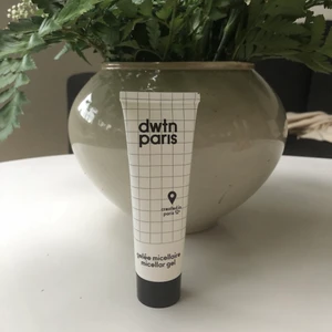 Ansikts rengöring  - Helt oanvänd Ansikts rengöring från dwtn Paris. Består enbart av veganska och naturliga ingredienser. 