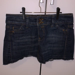 LÅGMIDJAD KJOL - Lågmidjad och kort jeanskjol från Cubus strl 36 passar xs-s i nyskick pris kan diskuteras skicka ett meddelande om du undrar något💜💜🥰