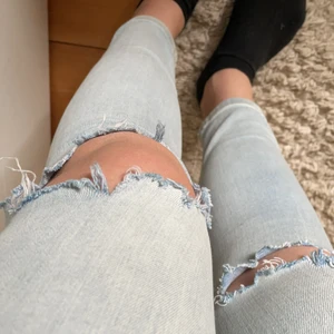 Jeans från H&M, strl 140 - Säljer ett par tajta jeans med hål från H&M, dom är storlek 140 men är som typ 152. Jag som är 155 kan ha dom. Om man är mindre än mig så kan dom bli som ett par min jeans typ (dom var det när jag var mindre)