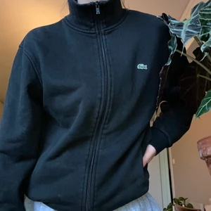 Lacoste  - Lacoste kofta från tidigt 2000-tal. Mötas eller frakt mot avgift 🌿