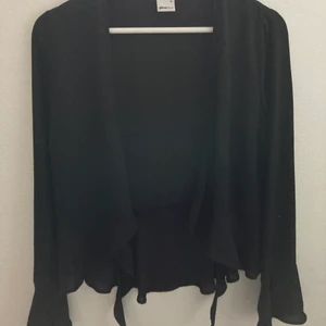 Kofta  - En svart jättefin kofta från ginatricot, Knappt använd. Vid intresse kan jag skicka mer bilder. Köparen står för frakten💞