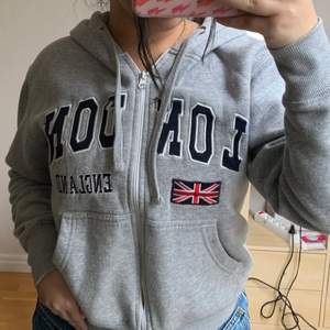 En zip up hoodie som jag köpte i London i storlek S. Tyvärr är dragkedjan lite konstig:/ Gratis frakt💖