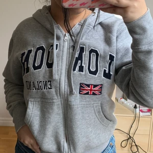 Zip up Hoodie  - En zip up hoodie som jag köpte i London i storlek S. Tyvärr är dragkedjan lite konstig:/ Gratis frakt💖