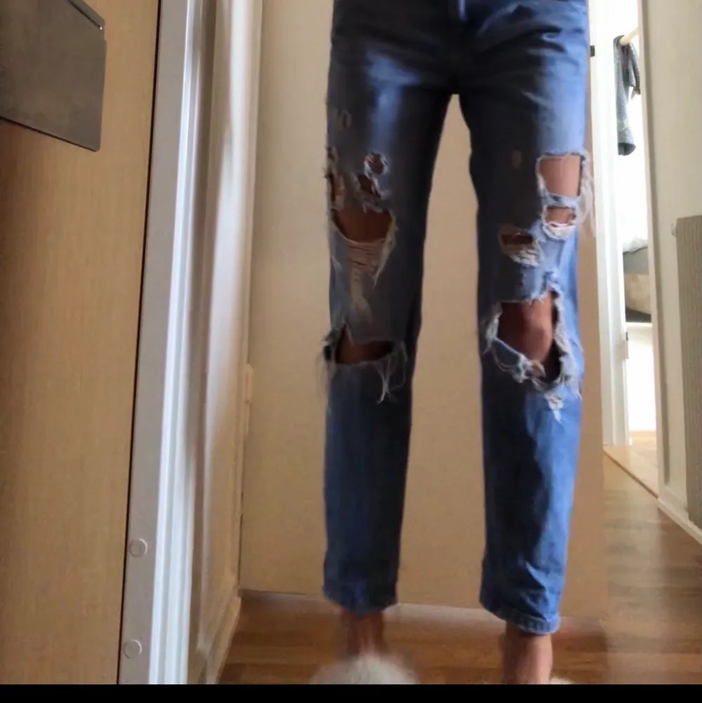 Sååå coola slitna jeans med lågmidja! Fin färg på dem och passar perfekt till sommaren!. Jeans & Byxor.
