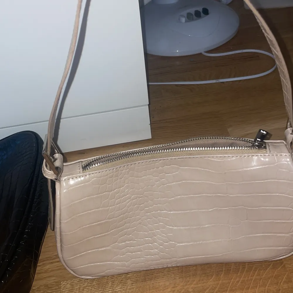 Säljer denna beige handväska från Gina Tricot.                      150+66 spårbarfrakt. Väskor.