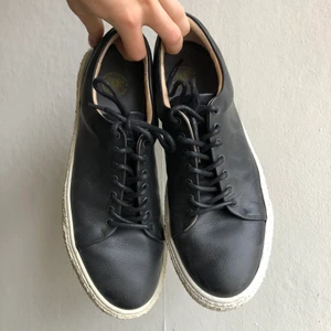 Sneakers sneaky Steve  - Ett par svarta lädersneakers från Sneaky Steve. Jättebra skick - använda endast en gång