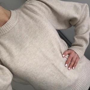 Stickad beige med puffärm - Beige mysig tröja från HM med puffärm. Storlek XS, men passar mig som har S också.