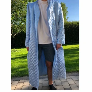 Stor och skön morgonrock - Unik morgonrock med handduks material på insidan. Storlek XL skulle jag gissa på. 134 cm lång/ 60 cm bred.