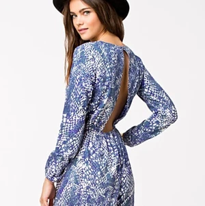 Mönstrad byxdress - Byxdress med öppen rygg, strl 34, använd ett fåtal gånger, normal passform, jag är 164cm lång och den går en bit nedanför rumpan - frakt tillkommer