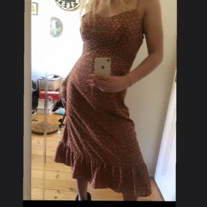 Klänning - Supersöt sommarklänning med ett så najs mönster❤️ Sjukt fin passform skulle säga att den passar XS-M lite beroende på men passar det mesta då den e luftig 