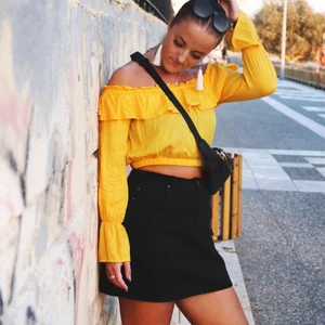 Gul topp  - Gul off shoulder topp från Linn Ahlborgs kollektion med NAKD💛 storlek 36! 60kr+frakt 