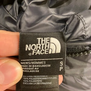 North Face väst med luva herr - Använd ett par gånger och är i toppskick. Priset kan diskuteras