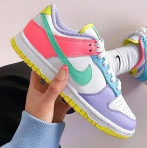 Nike Dunk Low Easter - Säljer dessa nike dunks i snygga sommarfärger! Skorna är helt nya och självklart äkta, kan skicka kvitto i dm. Har storlek 38, 39, 40 och 40.5. Skicka ett meddelande vid frågor eller om du vill köpa 😊 Frakt är gratis. 