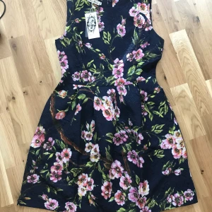 XS klänning - Ny med prislapp, storlek S, men mer som XS. 