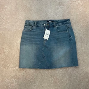 Ny jeanskjol - Helt ny jeanskjol från Bik Bok med prislapp kvar. Strl 44, 150 kr.