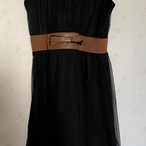 Svart klänning - Jättefin svart klänning med bälte fastsydd i midjan, köpte utomlands inför en fest och har inte tagit på den därefter ☺️ jätteskön och jättelätt på kroppen 👏🏻 