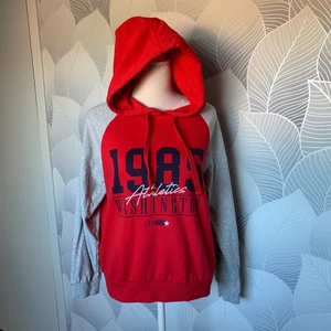 Gina Tricot hoodie - använd flera gånger men den är i bra skick med inga defekter, säljer pga jag använder den inte längre - skriv privat om du vill ha mer bilder eller om du har en fråga :)