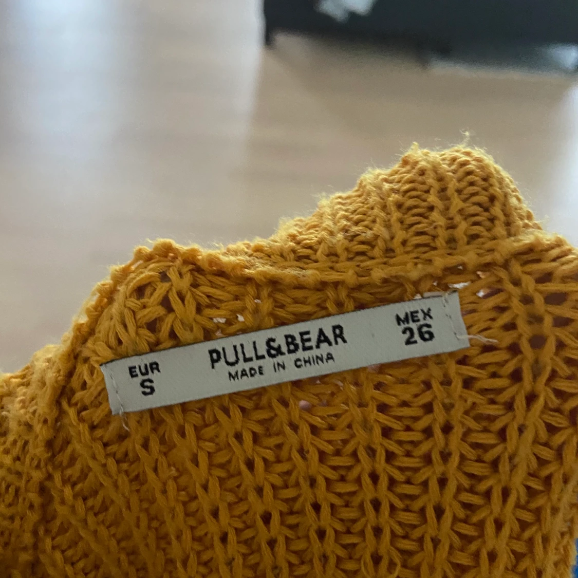 Gul stickad tröja - 90