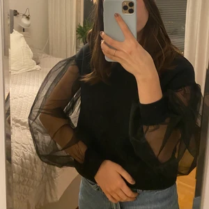Tröja - Säljer denna svarta tröja med tyll/mesh på ärmarna. Från hm storlek xs💕 (köparen står för frakt)