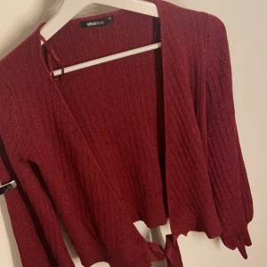 Set, stickad omlottkofta med midi kjol - Oanvänd 