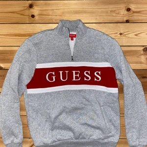 Guess Quarter-zip - Guess quarter-zip                                                        Storlek:XS.                                                                                Skick:9/10.                                                                        Köpt i guess butik i USA