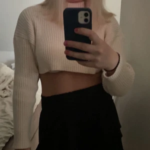 Stickad tröja  - Stickad croppad tröja från Zara. Aldrig använd. 
