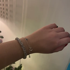 Armband - Säljer min fina armband med måne och stjärnor 🌟 Den är väldigt fin och simpel men som även är justerbar❤️