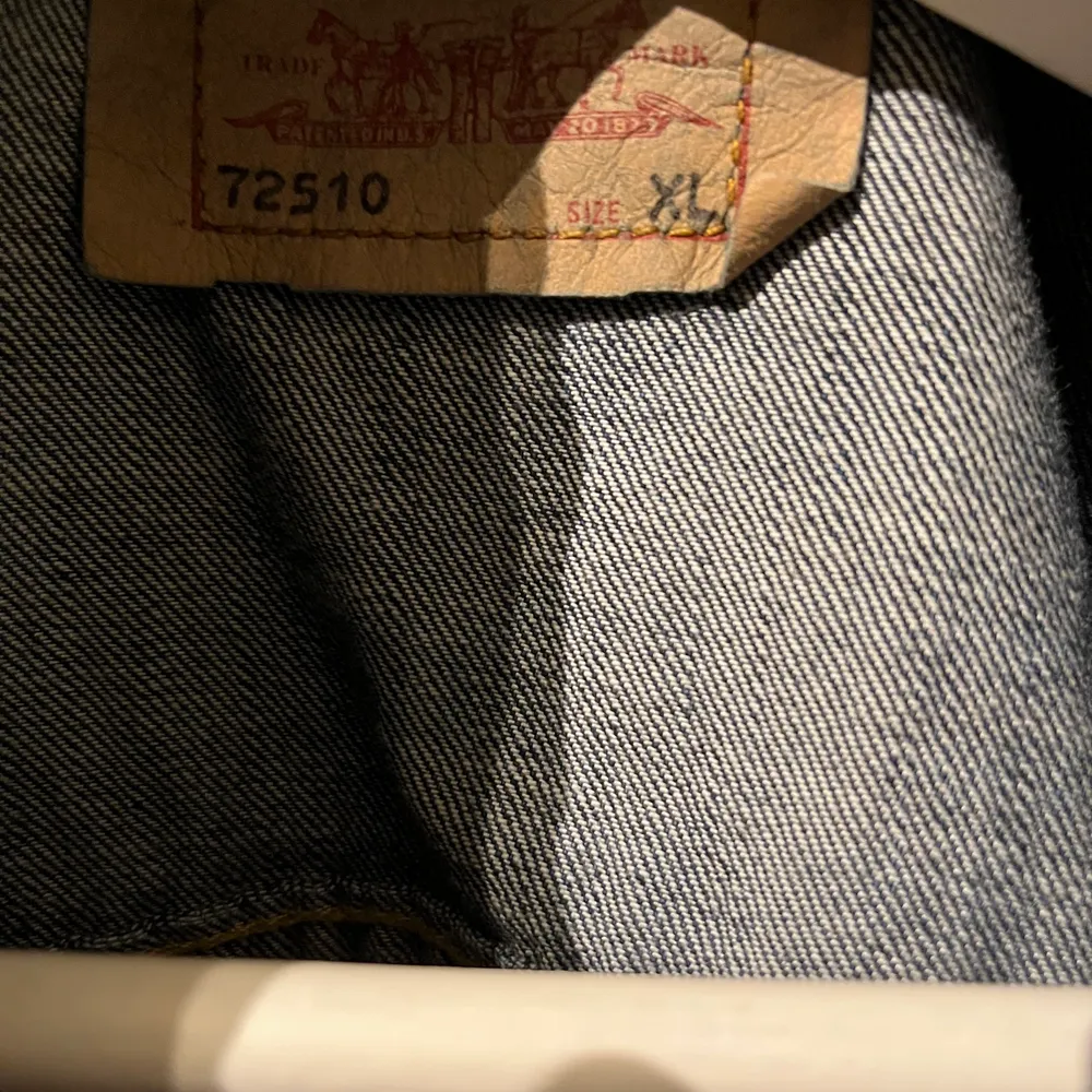 Säljer denna jeansjacka från Levi’s. Strl xl                              Skick: använd men i toppskick. Kan skickas mot betalning eller mötas upp i centrala Sthlm . Jackor.