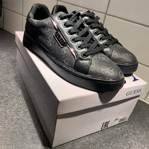 Guess skor strl 39 - Säljer ett par guess skor i strl 39, helt nya endast provade. Pris kan diskuteras vid snabbaffär.