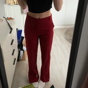 Kostymbyxor  - Supersköna kostymbyxor från zara, knappt använda, slutsålda! Har en slits längst ner på utsidan av båda benen!