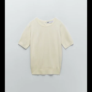 Beige tröja - En tröja från zara i storlek S är inte andvänd bra testad och prislappen finns kvar