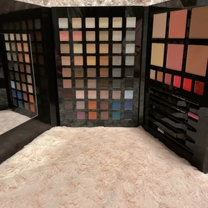 Baby Pink Makeup Palette - Jag säljer nu min söta baby pink makeup palette med 54 olika ögonskugga färger, 6 olika rouge (2 med glitter), 6 olika läppstifts färger och även 1 lips pencil och en eye pencil. Jag har nyligen fått den och har bara använt lite av läppstiftet annars har jag aldrig använt den men säljer den nu för att jag inte sminkar mig eller kan sminka mig. (Köparen står för frakten men kan mötas upp i Malmö)