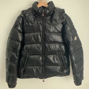 Moncler maya - Moncler maya i storlek 2, motsvarar storlek S/M. Fint använt skick utan flaws