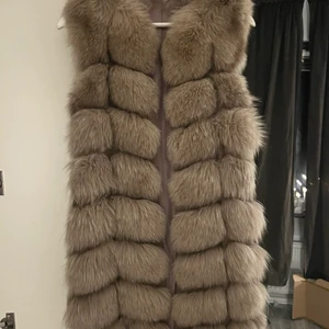 Äkta pälsväst  - Köpt från Femenina. Lång pälsväst storlek S. Okej skick. Använt två höst. Pris kan diskuteras   