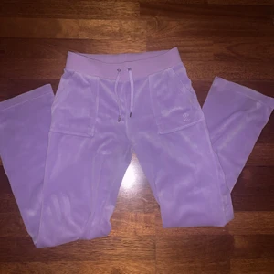 Juicy couture byxor - Ljuslila juicy couture byxor. Jag köpte dom på plick men de var lite för stora så därför säljer jag dom. Äkta och nyskick förutom att en sån som sitter på snöret saknas (syns på sista bilden).💕💕💕